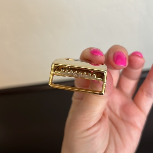 Taner vintage belt buckle Gold tone metal, enamel red with gold tone crocodile - Picture 6 of 12